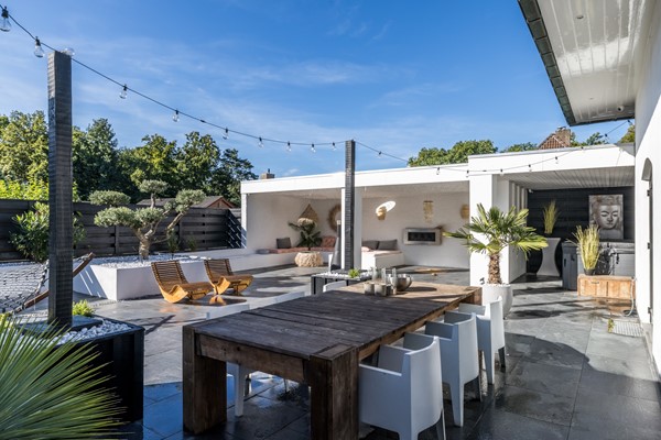 Foto - Te koop: Op een schitterende en rustige locatie in de geliefde villawijk "Moltbos" staat deze stijlvolle, vrijstaande villa met een uitzonderlijk royaal woonoppervlak.